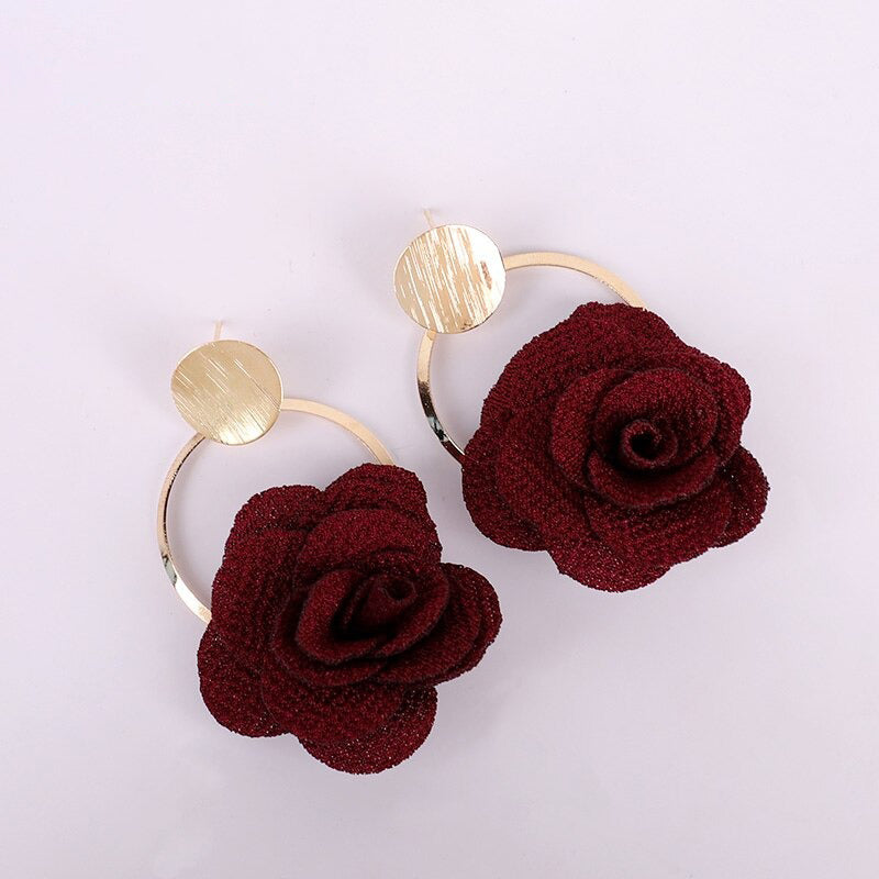 Bunte und süße Blumen-Ohrhänger in voller Blüte