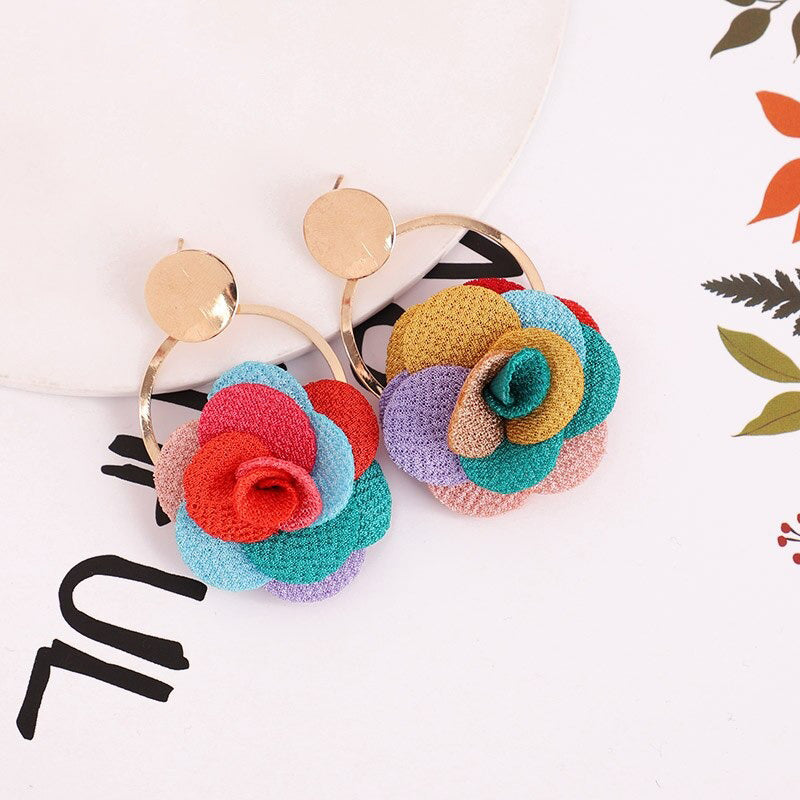 Bunte und süße Blumen-Ohrhänger in voller Blüte