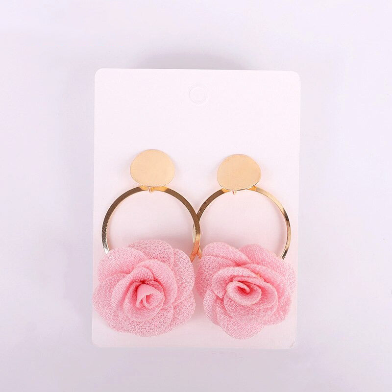 Bunte und süße Blumen-Ohrhänger in voller Blüte