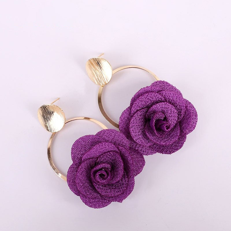 Bunte und süße Blumen-Ohrhänger in voller Blüte