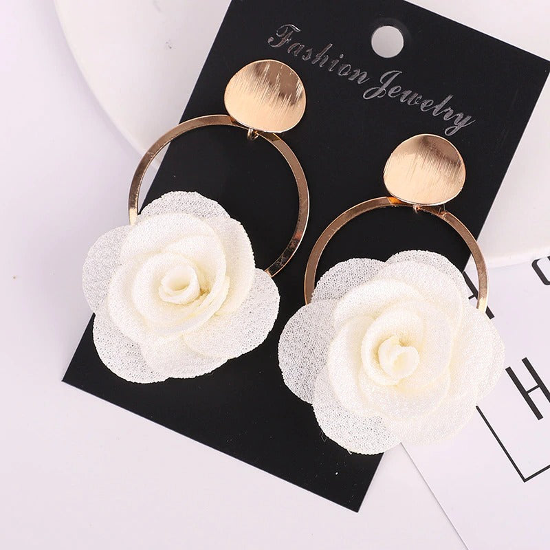 Bunte und süße Blumen-Ohrhänger in voller Blüte