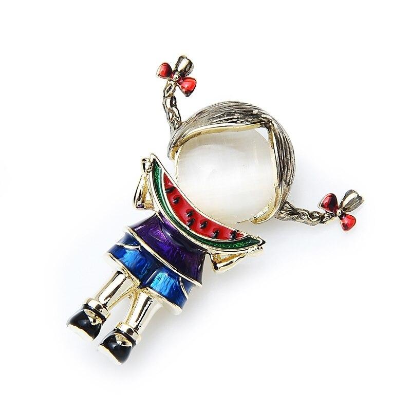 Kreatives Mädchen mit Wassermelonen-Emaille-Brosche