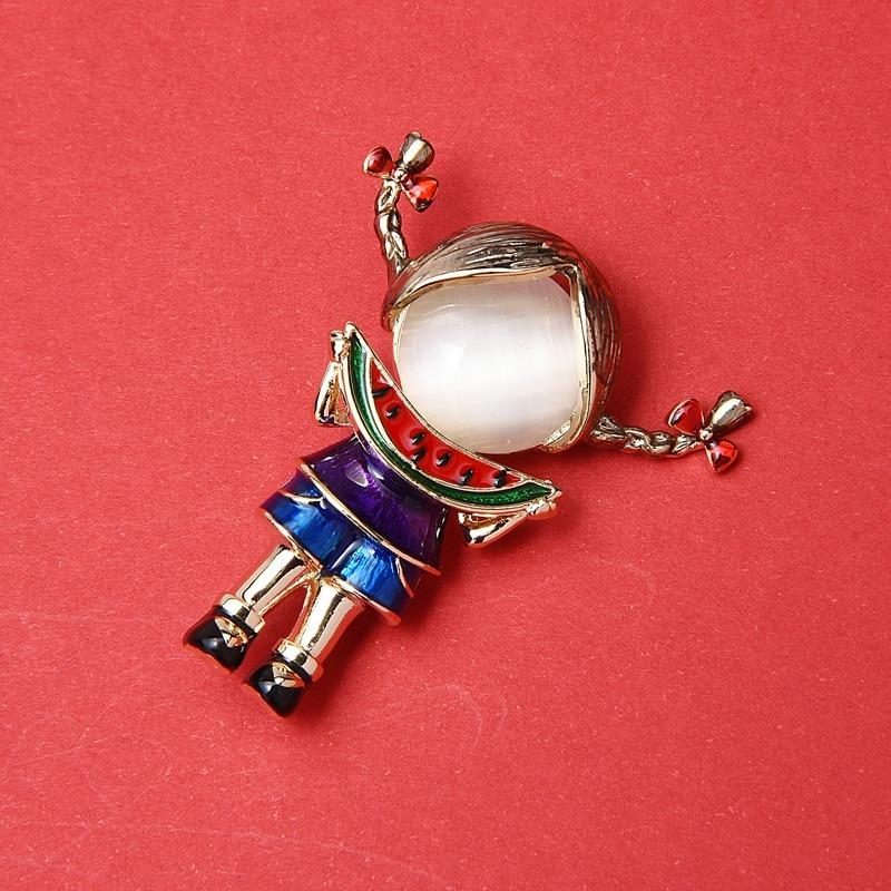 Kreatives Mädchen mit Wassermelonen-Emaille-Brosche