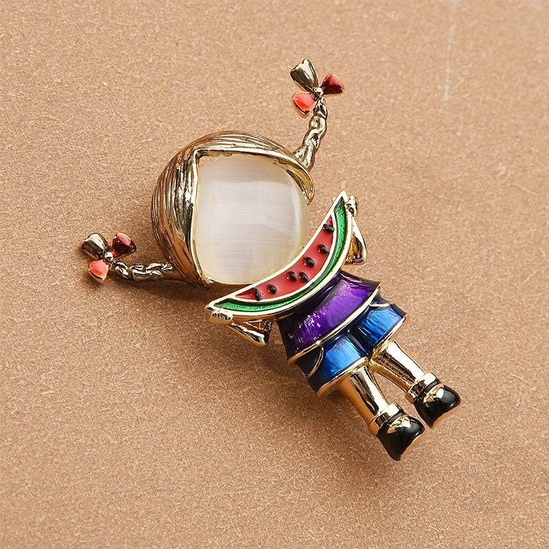 Kreatives Mädchen mit Wassermelonen-Emaille-Brosche