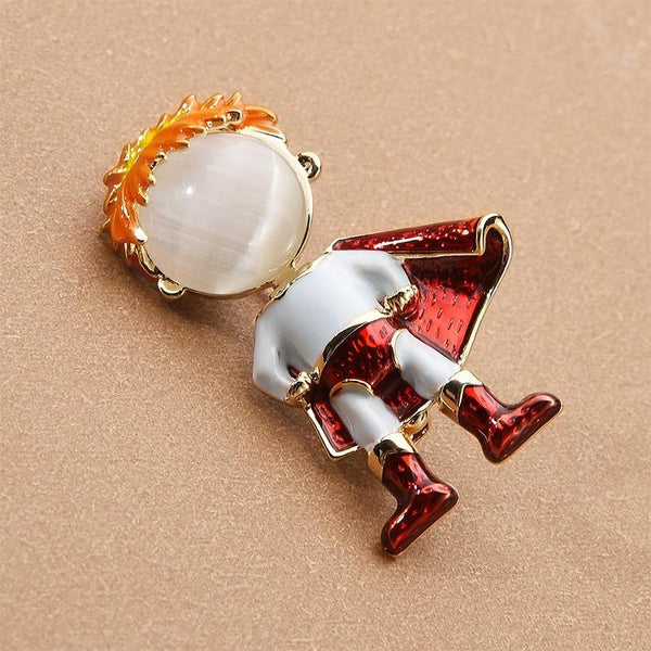 Kreative Emaille-Brosche mit Superhelden-Motiv.