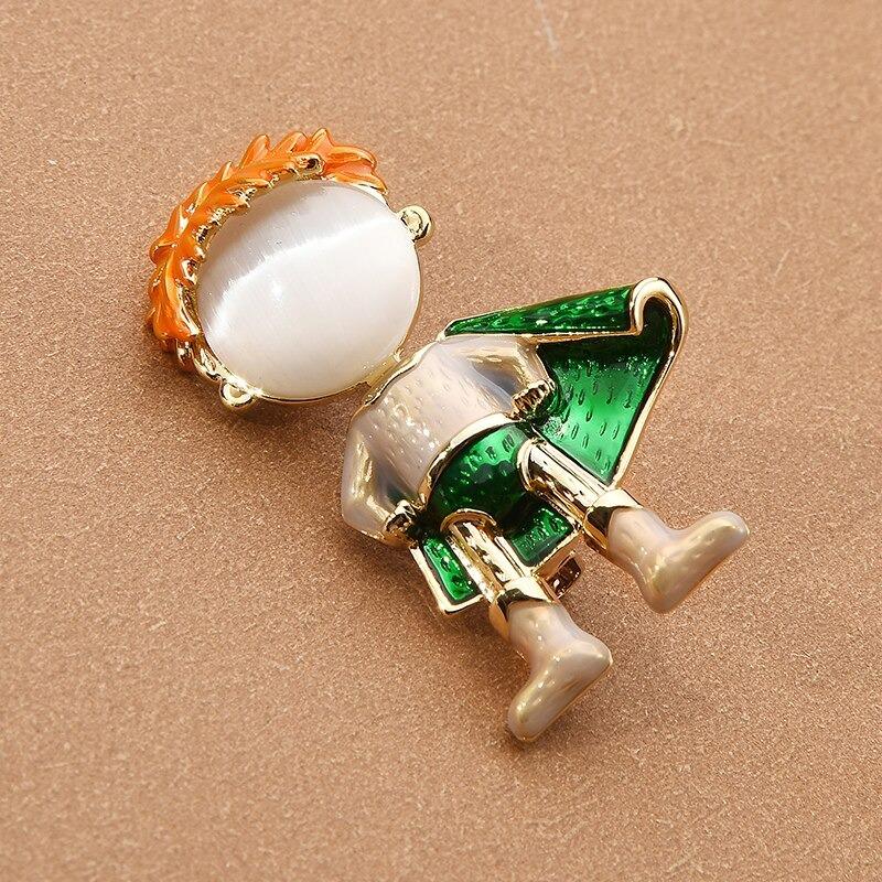 Kreative Emaille-Brosche mit Superhelden-Motiv.