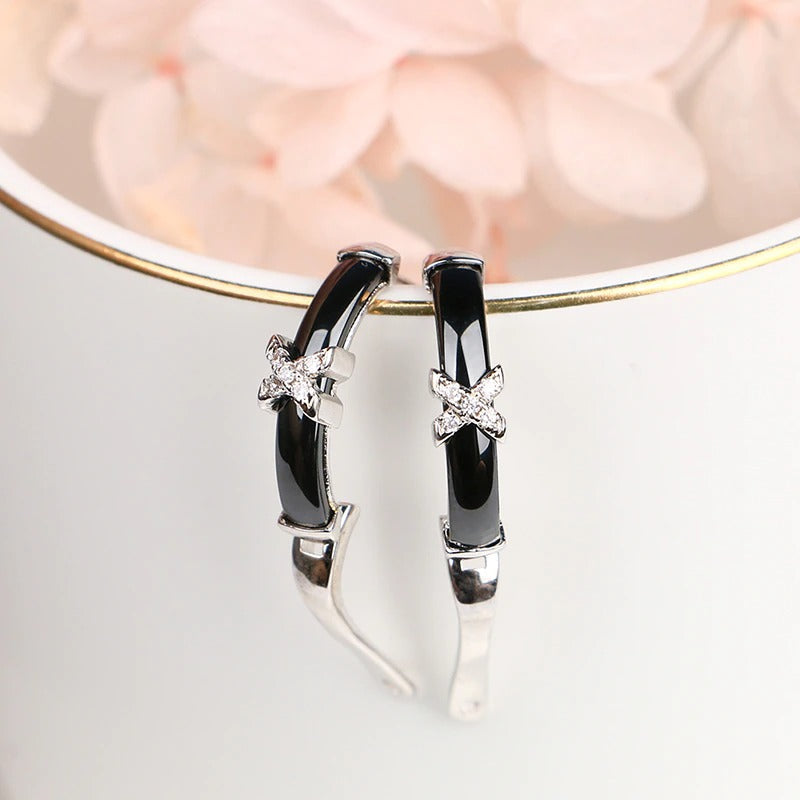 U-förmige Clip-Ohrringe aus Keramik mit Kreuz und X-Strassverzierung