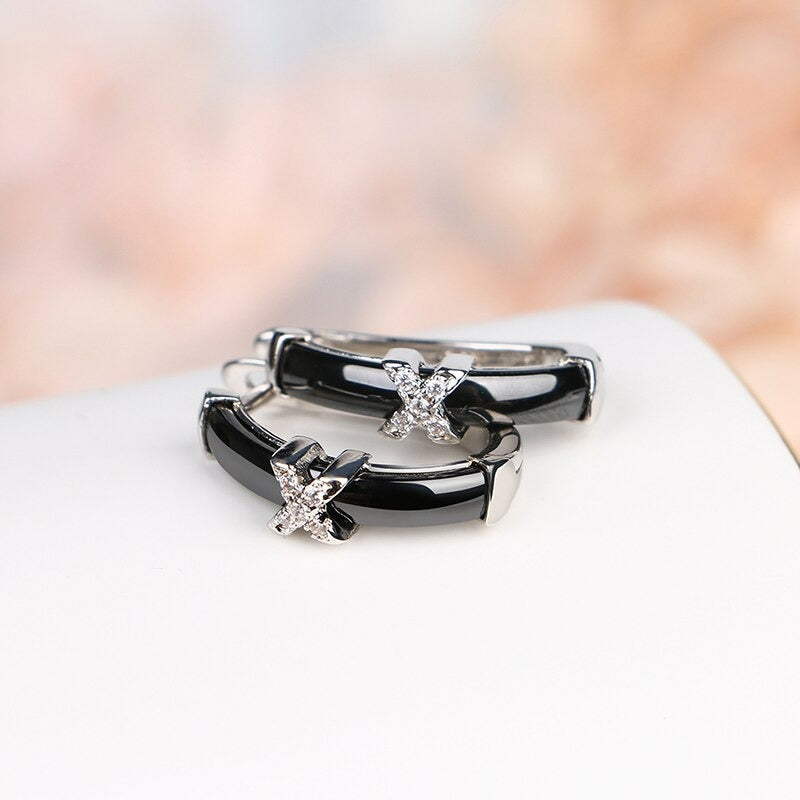 U-förmige Clip-Ohrringe aus Keramik mit Kreuz und X-Strassverzierung