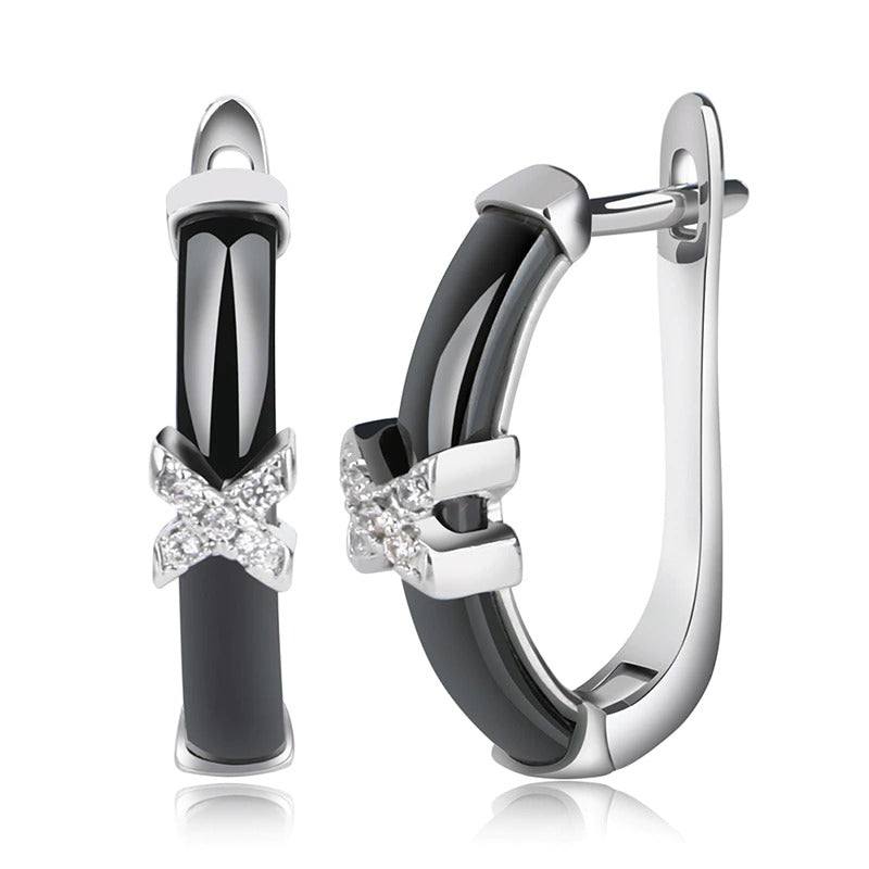 U-förmige Clip-Ohrringe aus Keramik mit Kreuz und X-Strassverzierung