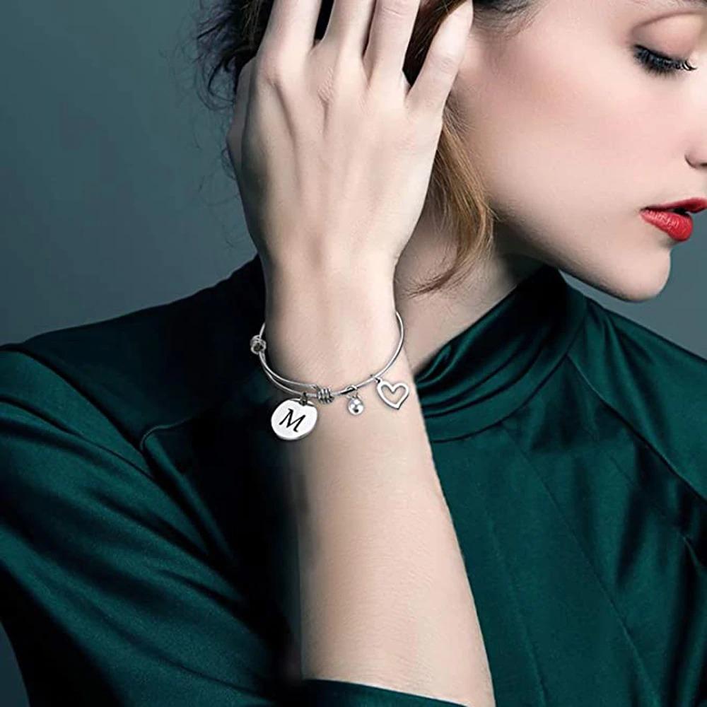 Personalisieren Sie Armreifen mit Anfangsbuchstaben und Perlen- und Herzanhängern
