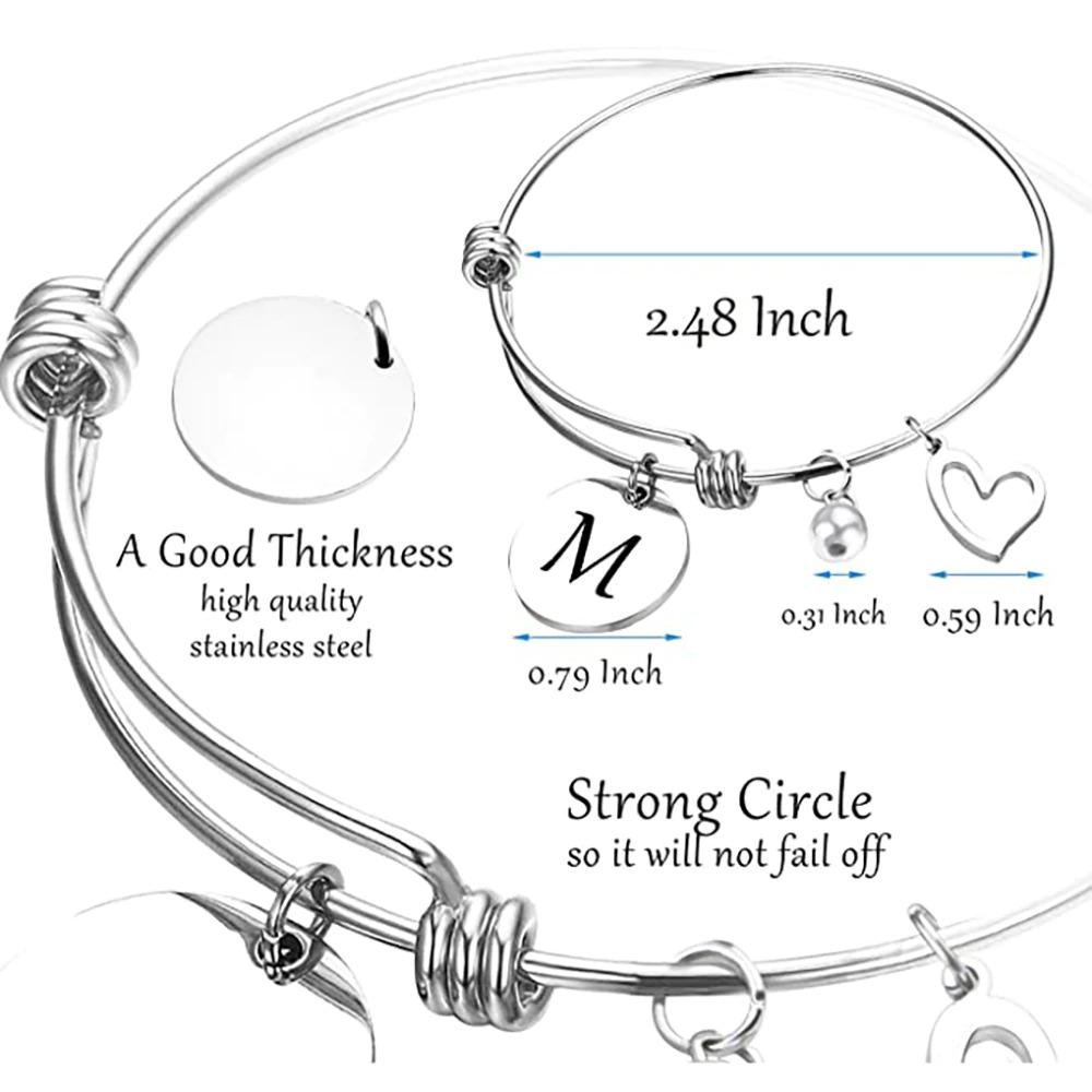 Personalisieren Sie Armreifen mit Anfangsbuchstaben und Perlen- und Herzanhängern