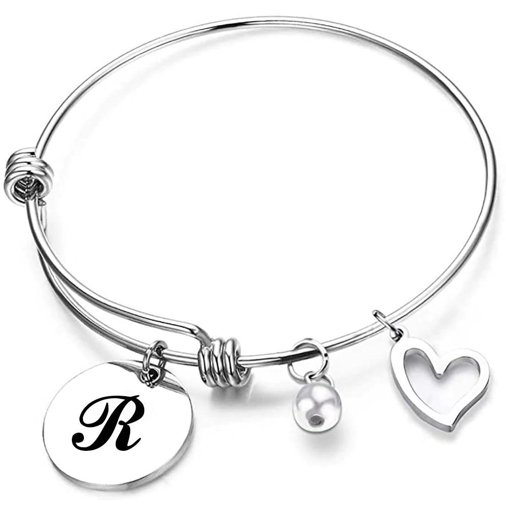 Personalisieren Sie Armreifen mit Anfangsbuchstaben und Perlen- und Herzanhängern