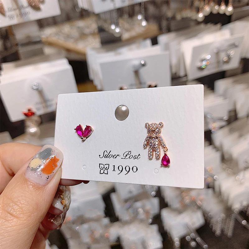 Süße asymmetrische Ohrringe mit Teddybär und Herz