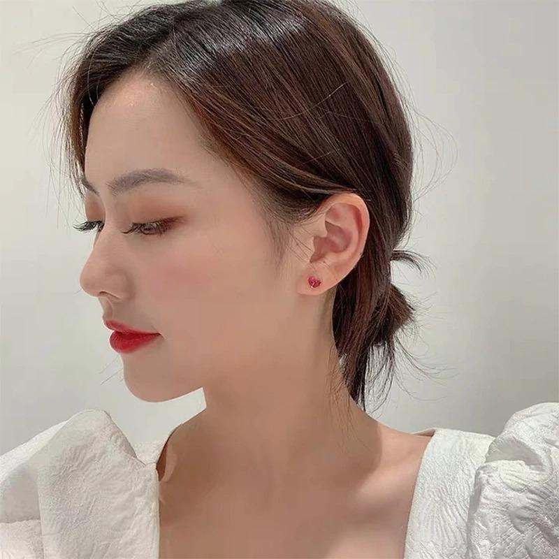 Süße asymmetrische Ohrringe mit Teddybär und Herz