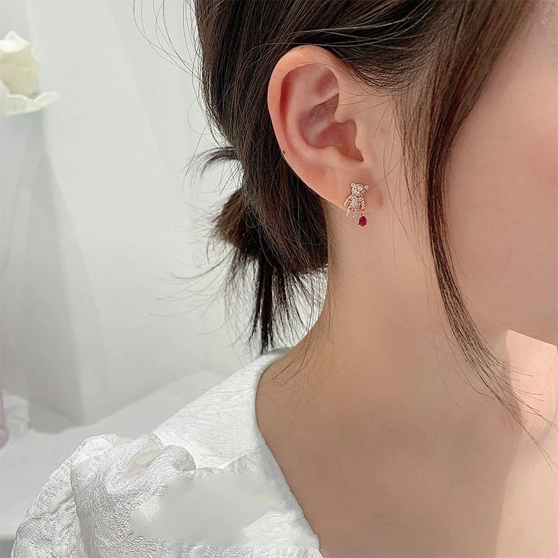 Süße asymmetrische Ohrringe mit Teddybär und Herz