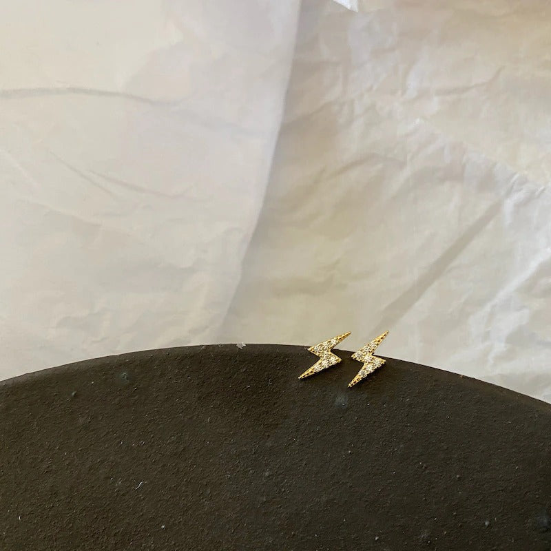 Niedliche und kleine elektrisierende Blitz-Ohrstecker