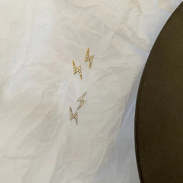 Niedliche und kleine elektrisierende Blitz-Ohrstecker