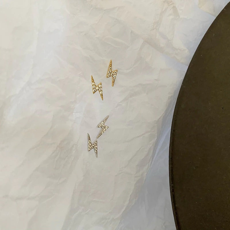 Niedliche und kleine elektrisierende Blitz-Ohrstecker