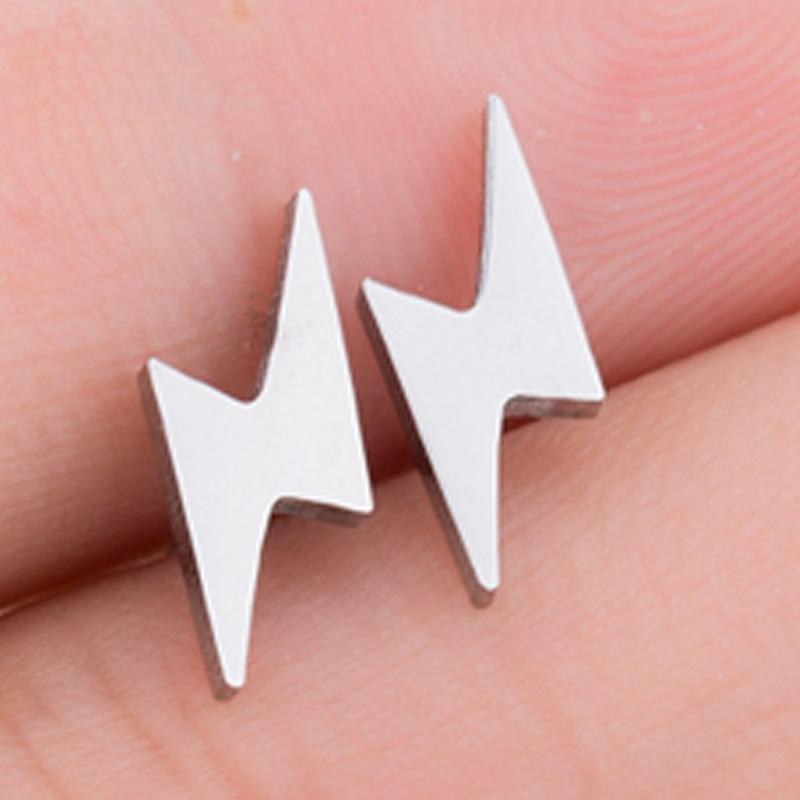 Niedliche und schlichte kleine Ohrstecker