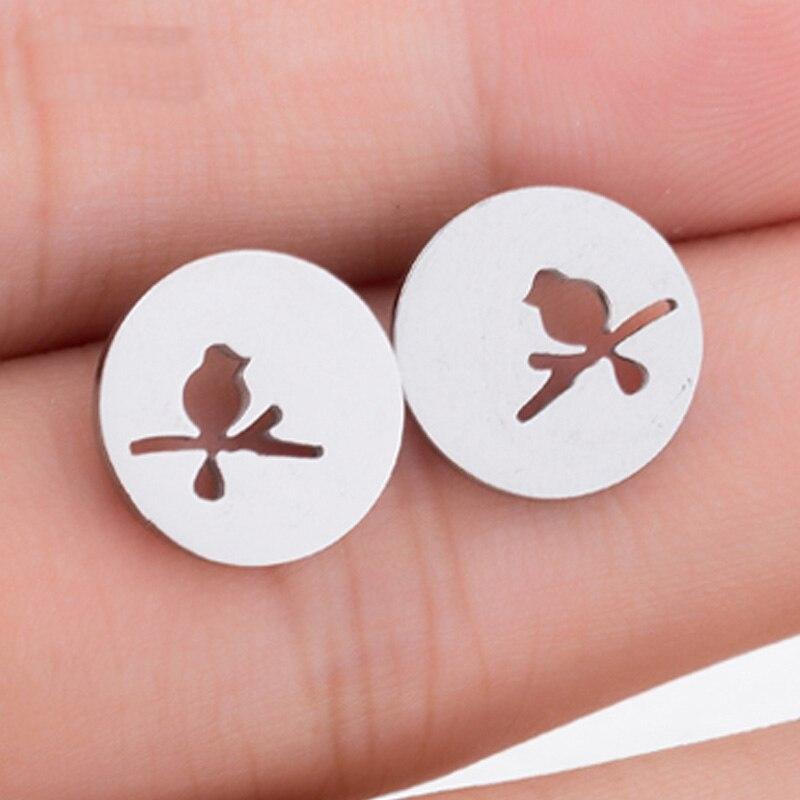 Niedliche und schlichte kleine Ohrstecker