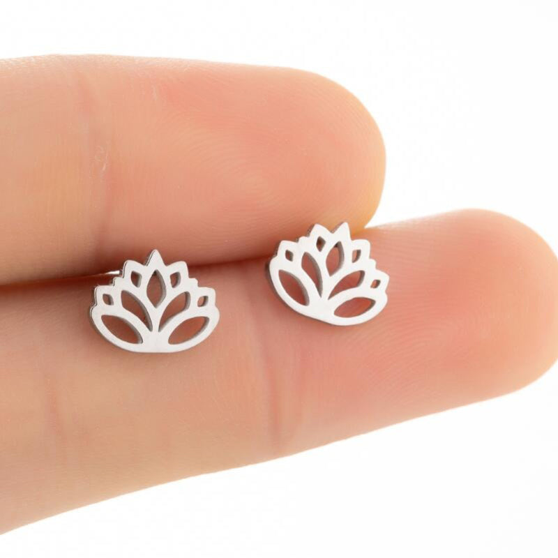 Niedliche kleine Ohrstecker mit Lotusblüte aus Edelstahl
