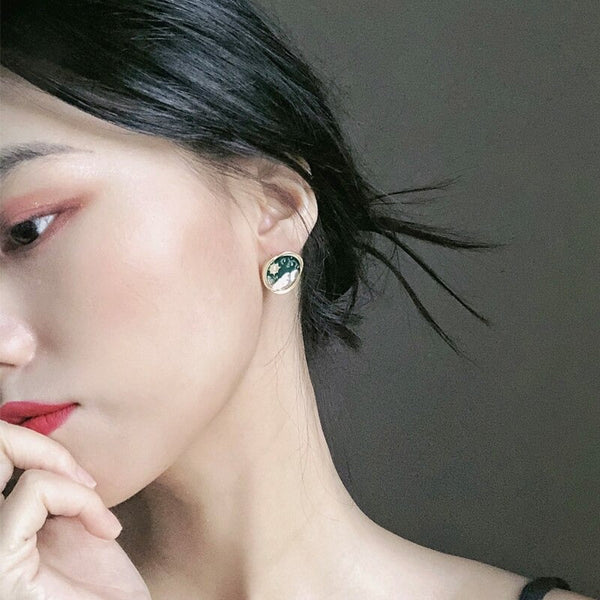 Zierliche asymmetrische koreanische Ohrstecker mit Sonne und Mond