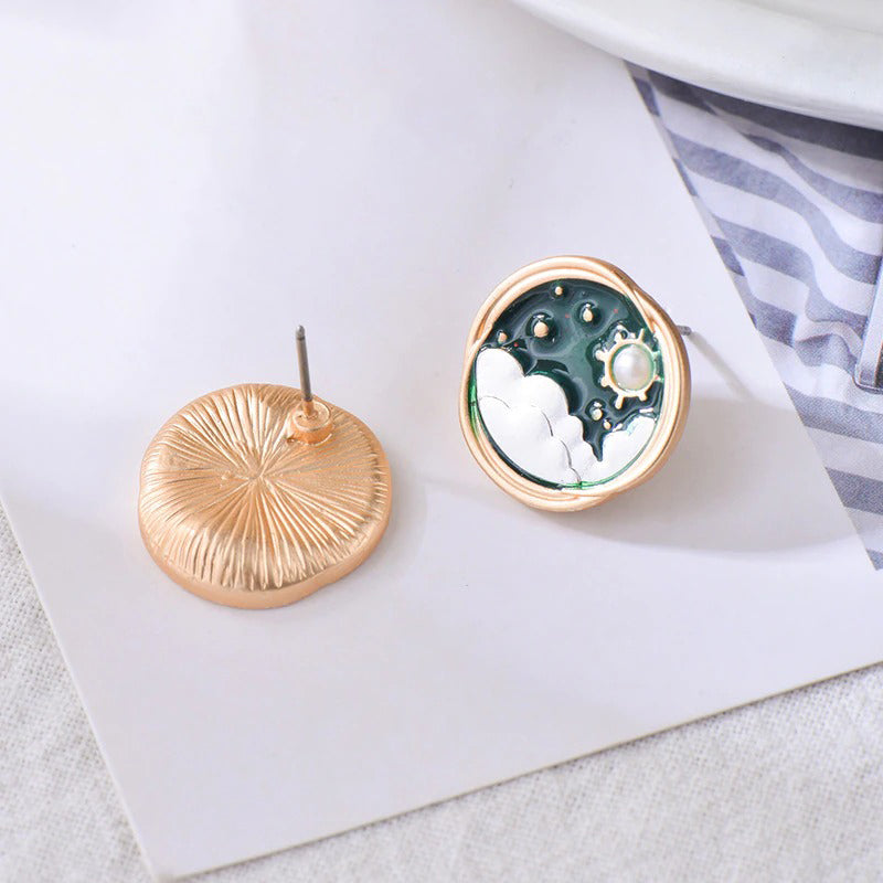 Zierliche asymmetrische koreanische Ohrstecker mit Sonne und Mond