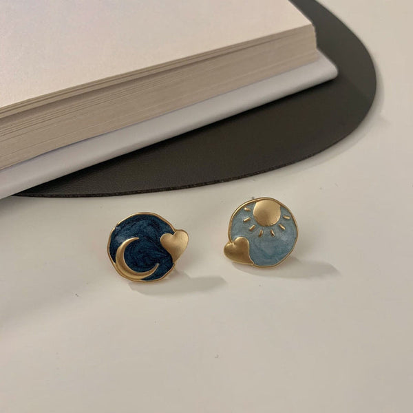 Zierliche asymmetrische koreanische Ohrstecker mit Sonne und Mond