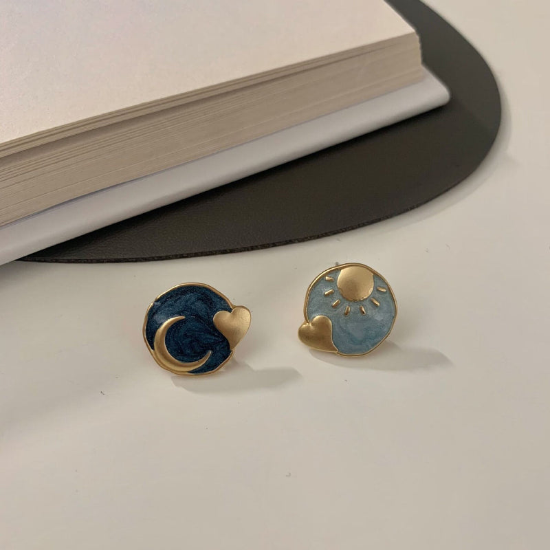 Zierliche asymmetrische koreanische Ohrstecker mit Sonne und Mond