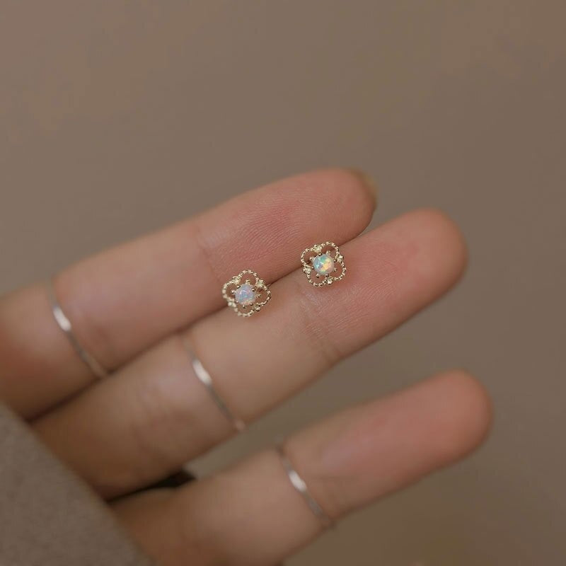 Zierliche, bunte, blumenförmige Opal-Ohrstecker