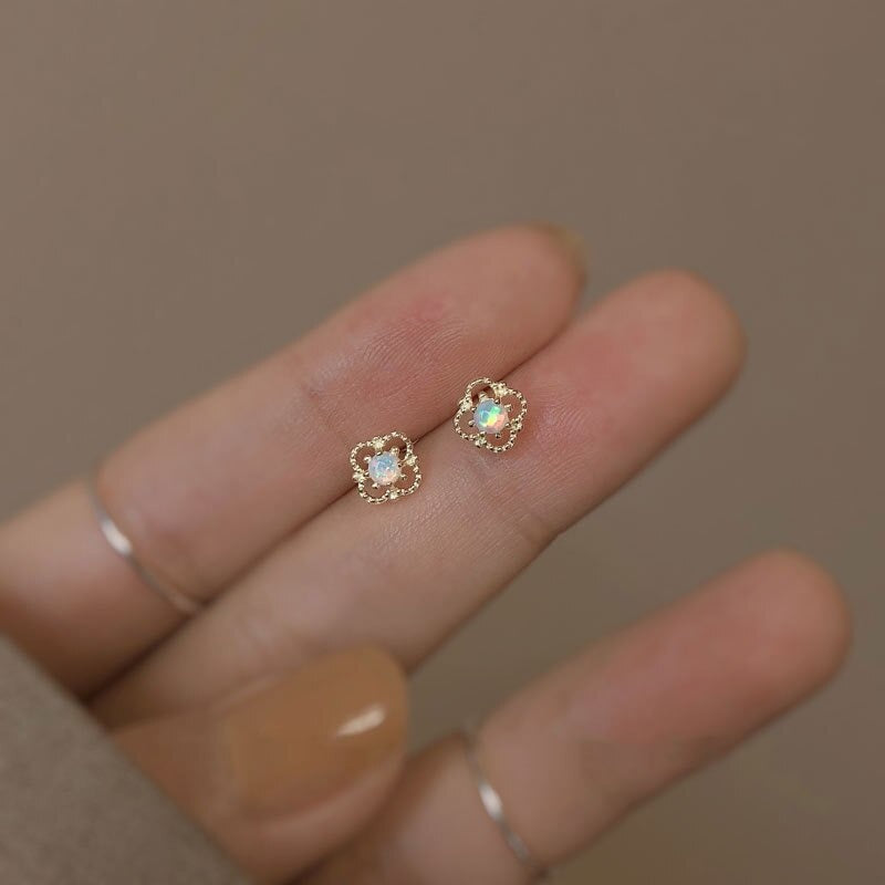 Zierliche, bunte, blumenförmige Opal-Ohrstecker