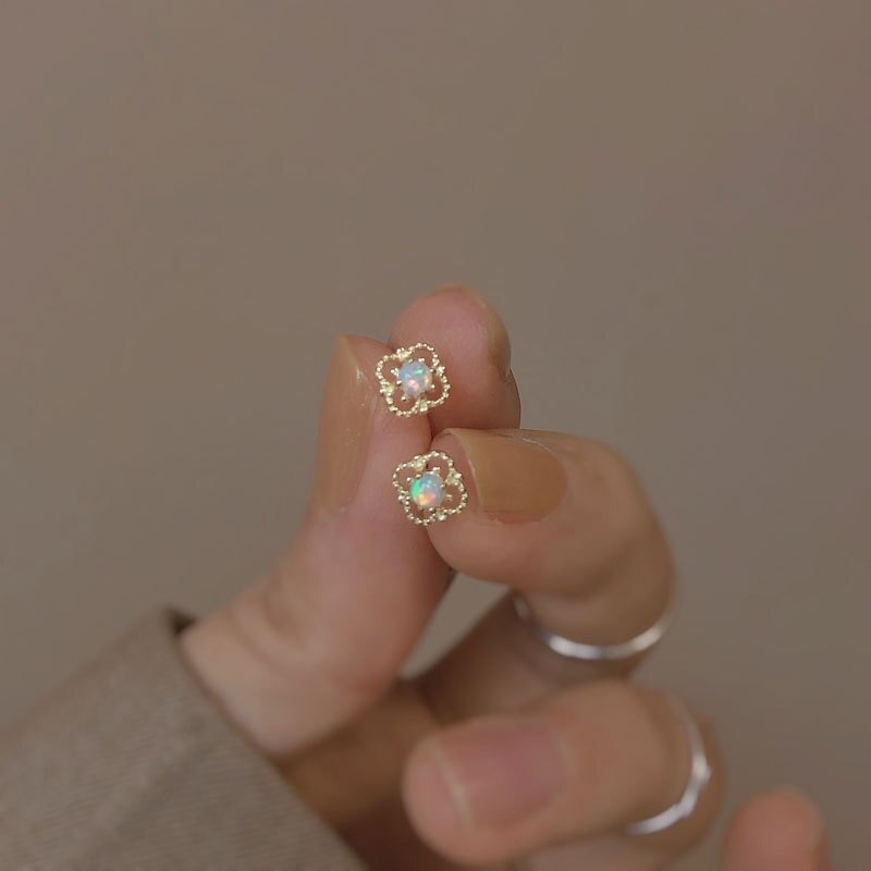 Zierliche, bunte, blumenförmige Opal-Ohrstecker