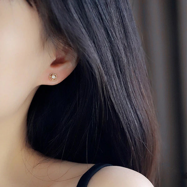 Zierliche, bunte, blumenförmige Opal-Ohrstecker