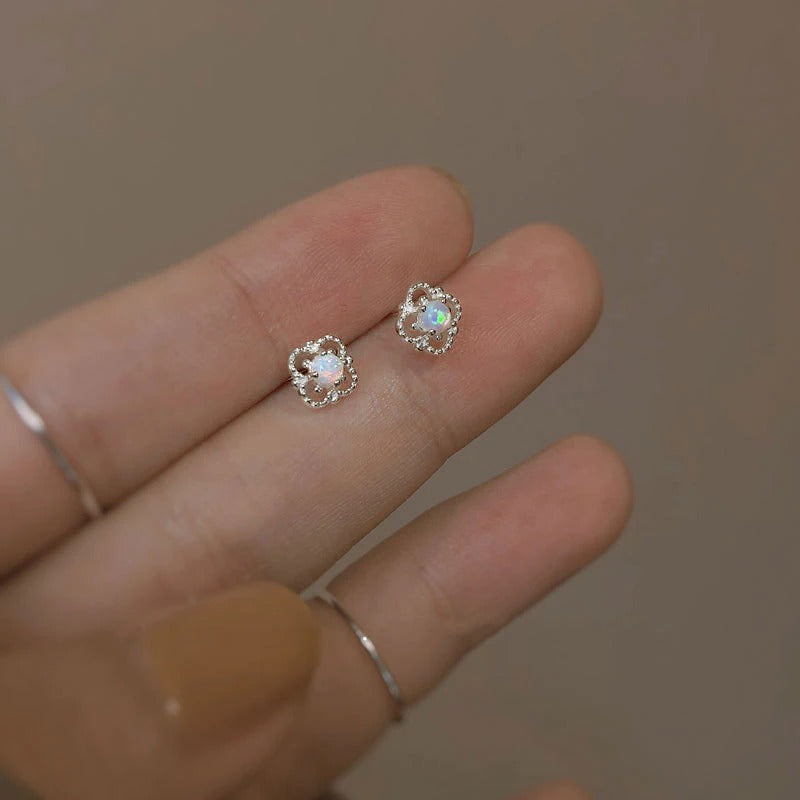 Zierliche, bunte, blumenförmige Opal-Ohrstecker