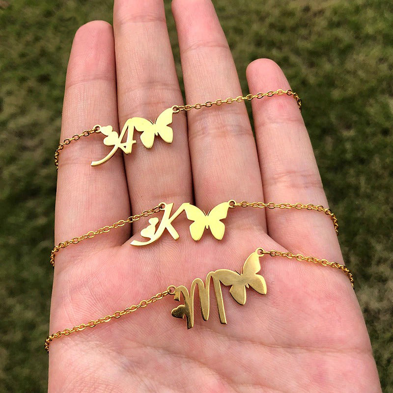 Zierliche Halsketten mit Herz- und Schmetterlingsanhänger und personalisiertem Anfangsbuchstaben