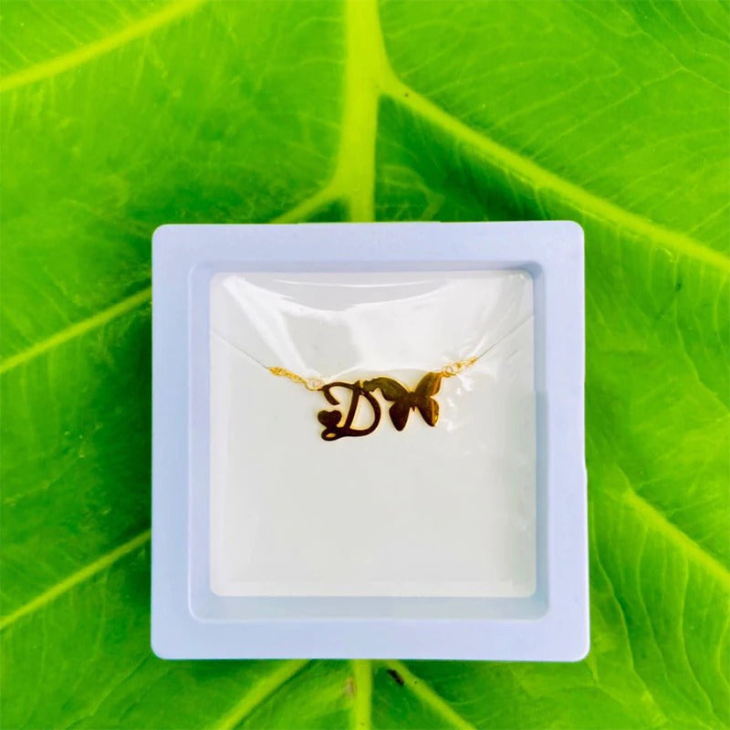 Zierliche Halsketten mit Herz- und Schmetterlingsanhänger und personalisiertem Anfangsbuchstaben