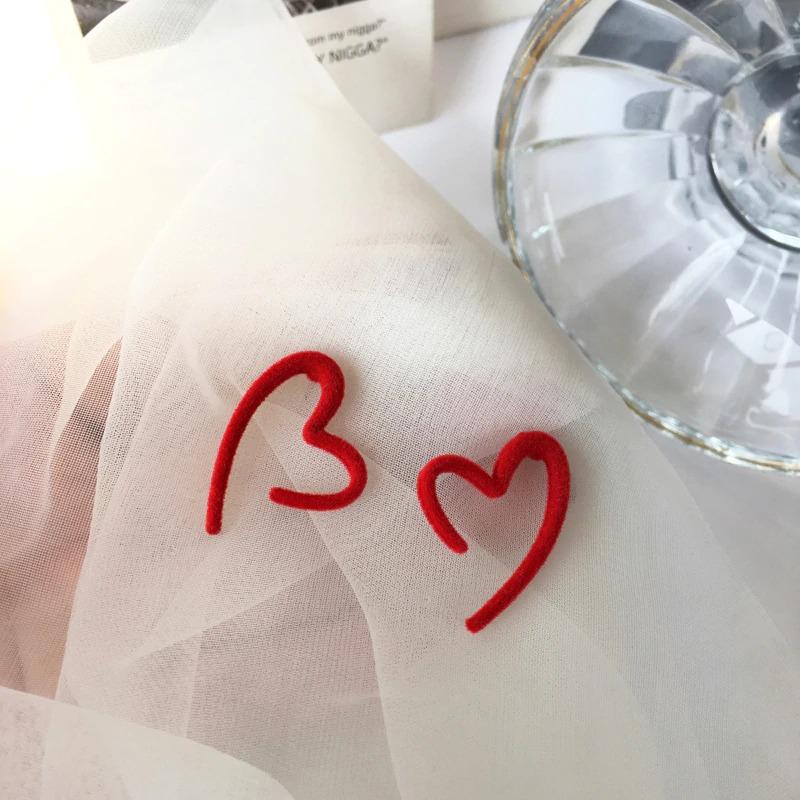 Zierliche rote Herz Ohrringe
