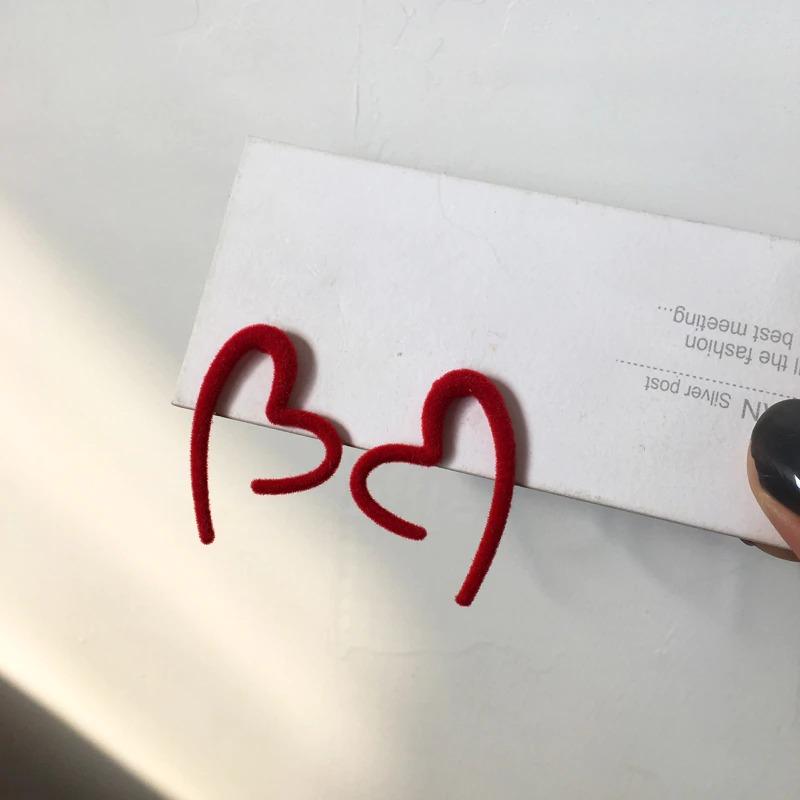 Zierliche rote Herz Ohrringe