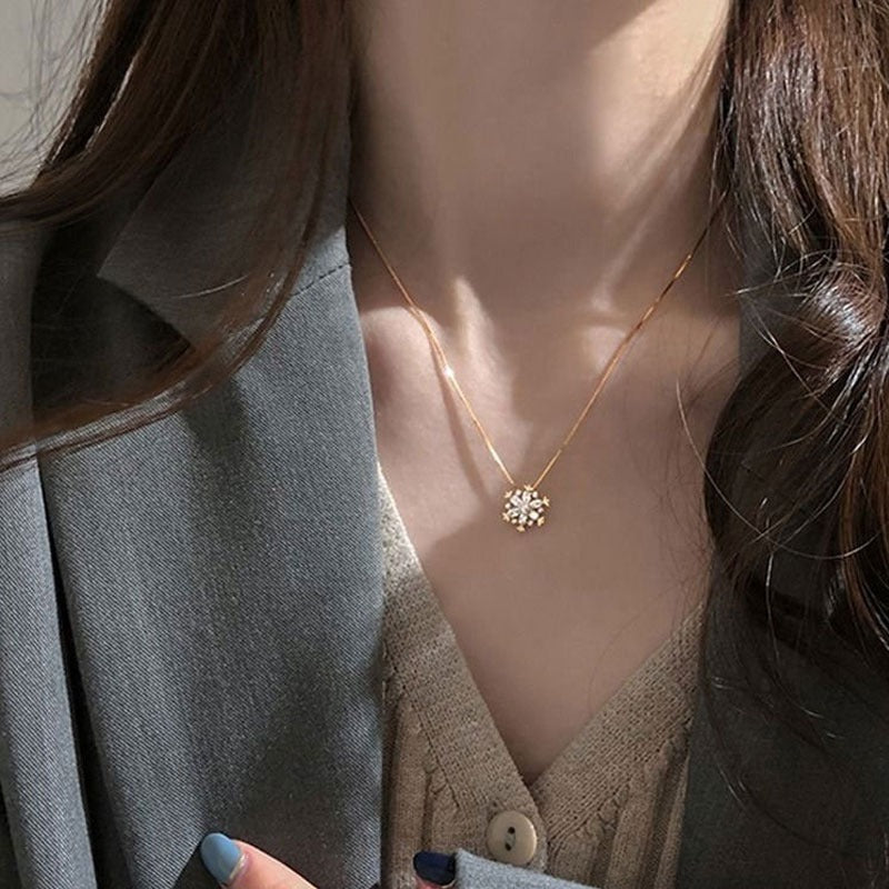Zierliche Halsketten mit Strass-Schneeflocken-Winteranhänger