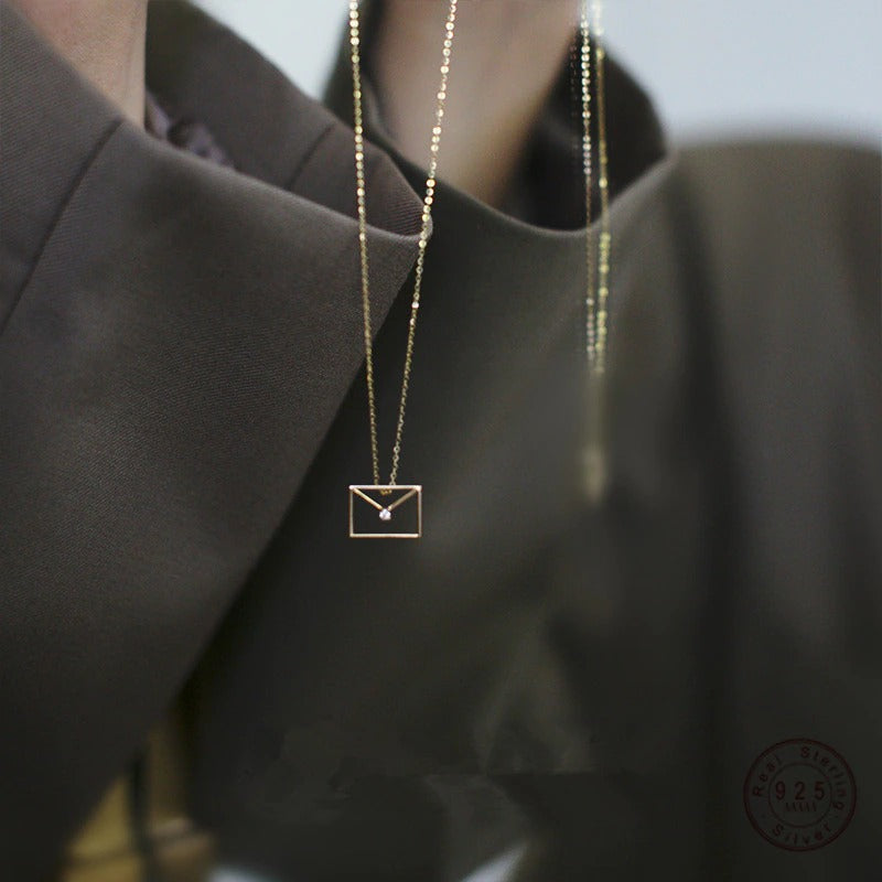 Zierliche und stilvolle Halsketten mit hohlem Briefumschlag-Anhänger