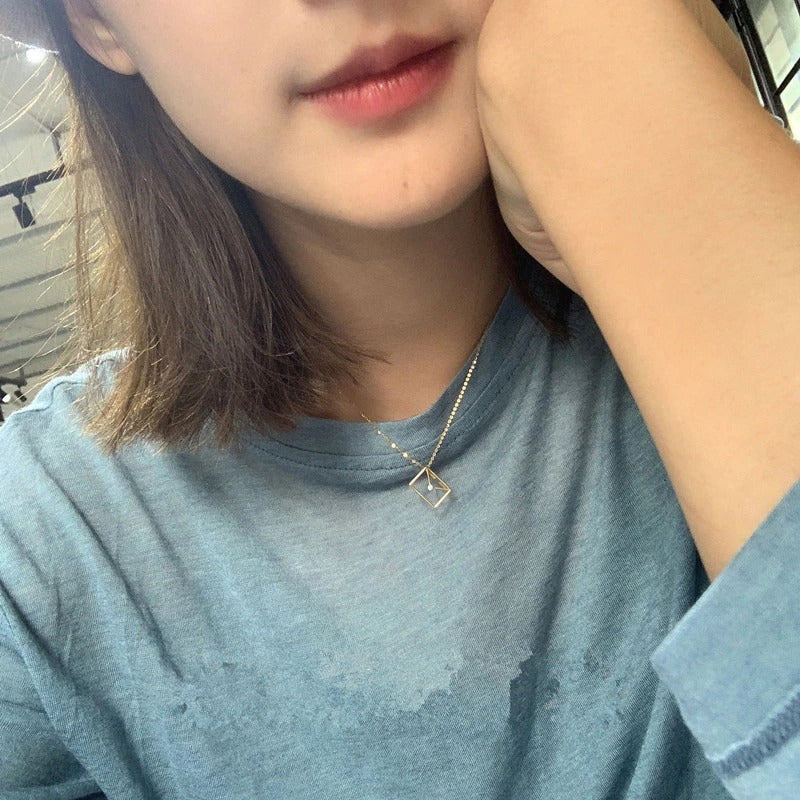 Zierliche und stilvolle Halsketten mit hohlem Briefumschlag-Anhänger