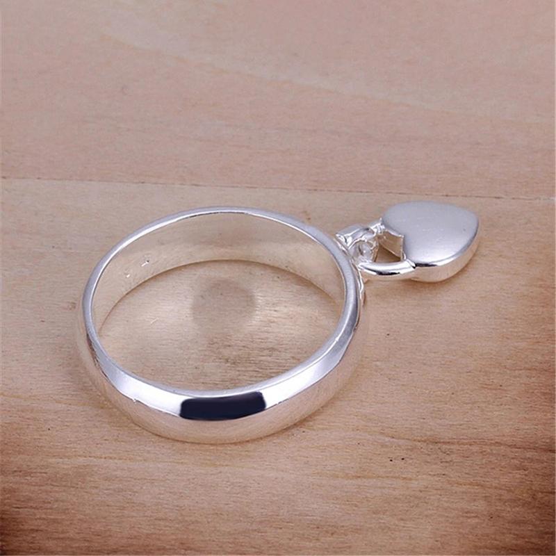 Ring mit baumelndem Herzschloss-Charm