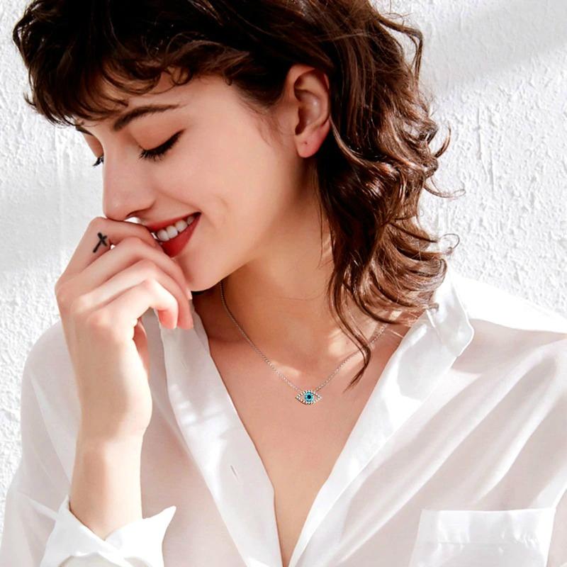 Schillernde Halskette mit blauem Auge und Strasssteinen