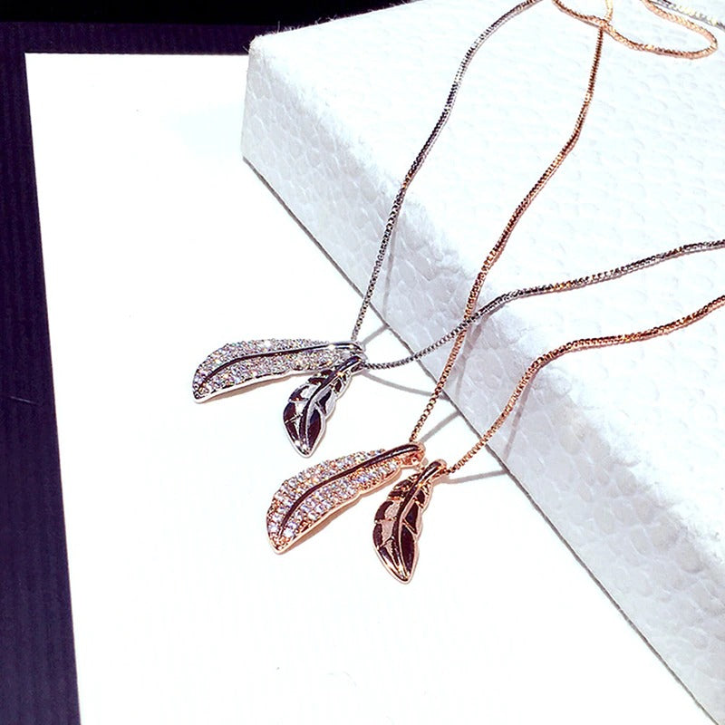 Schillernde, freigeistige Halsketten mit Strass-Federanhänger