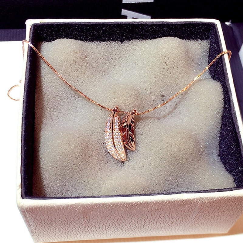 Schillernde, freigeistige Halsketten mit Strass-Federanhänger