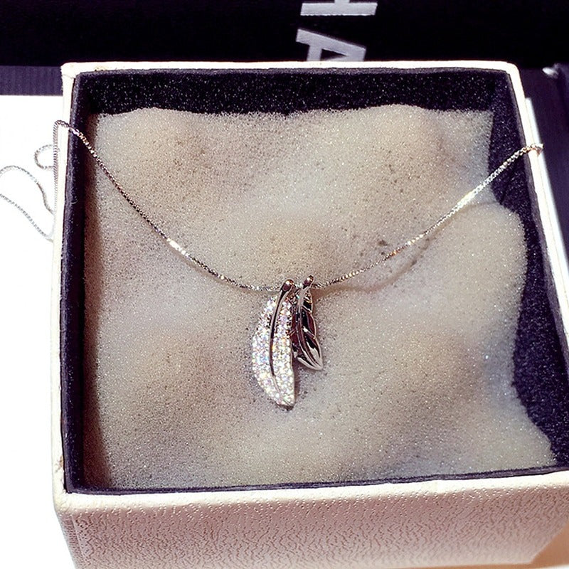 Schillernde, freigeistige Halsketten mit Strass-Federanhänger