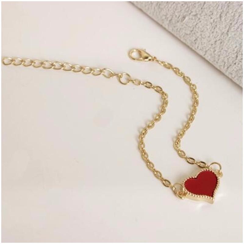 Schillerndes Armband mit Herzanhänger