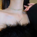 Schillernde Chokerhalsketten mit geometrischem Iced Out-Strass