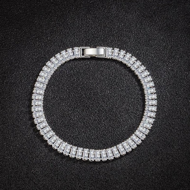 Schillernde, mit Zirkonia besetzte Tennisarmbänder