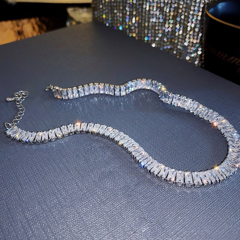 Schillernde Chokerhalsketten mit Iced Out-Zirkonverzierung